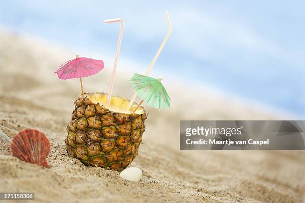 ananas cocktail sulla spiaggia - cocktail umbrella foto e immagini stock