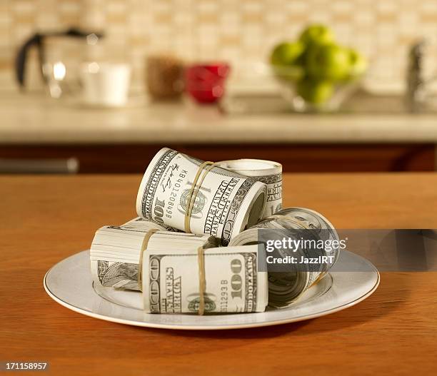 plateful de l'argent - dollar sign photos et images de collection