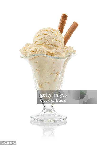 vanilla ice cream sundae. - vanille roomijs stockfoto's en -beelden