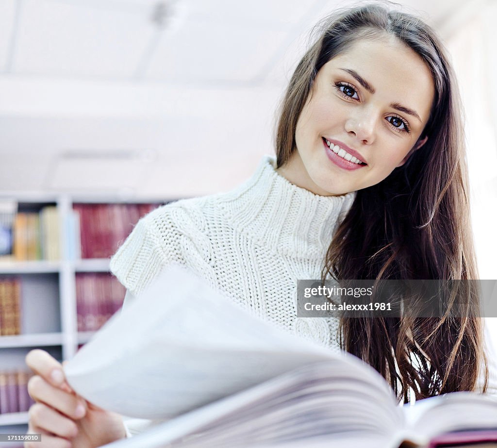 Ragazza adolescente in libreria