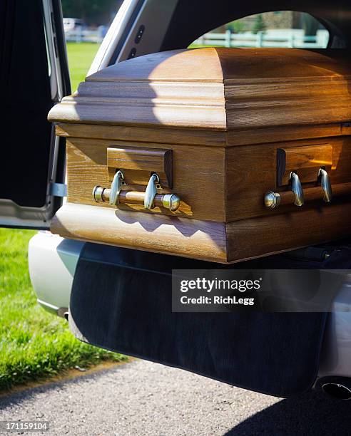 casket un corbillard - coffin photos et images de collection