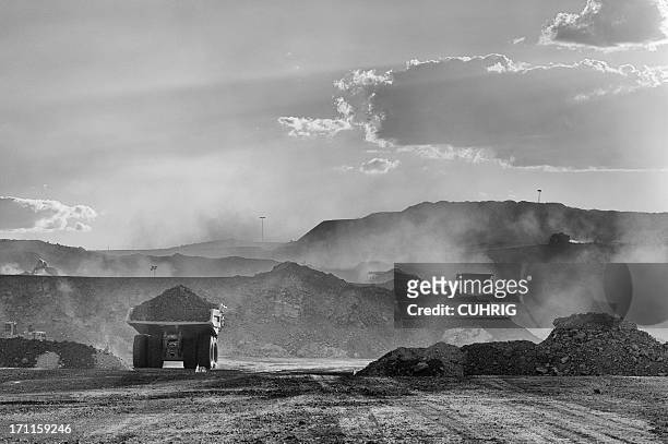 mine de charbon de transport camion sur la route de - coal mine stock photos et images de collection