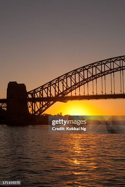 sydney von mcmahons point-sunrise - hafenbrücke von sydney stock-fotos und bilder
