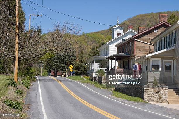 kleinere amerikanische village main street, gebirge appalachian mountains in pennsylvania - pennsylvania stock-fotos und bilder