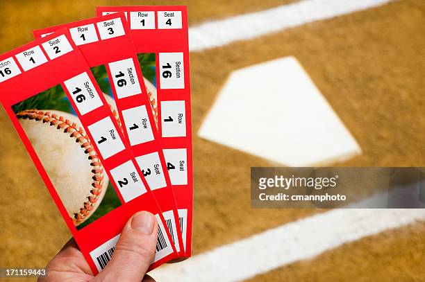 mano tiene i biglietti per le partite di baseball a casa piatto - avvenimento sportivo foto e immagini stock