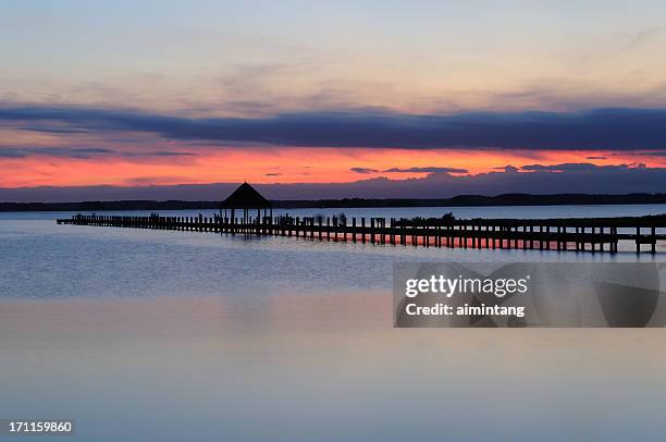 cais de pesca ao pôr do sol - ocean city imagens e fotografias de stock