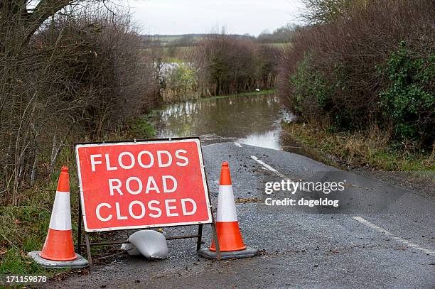 inundaciones más adelante - inundación fotografías e imágenes de stock