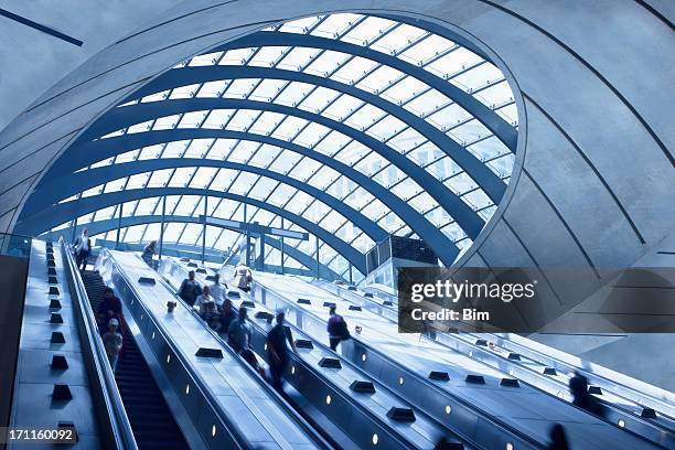 estação de metro de escadas rolantes, canary wharf, london, inglaterra - london architecture imagens e fotografias de stock