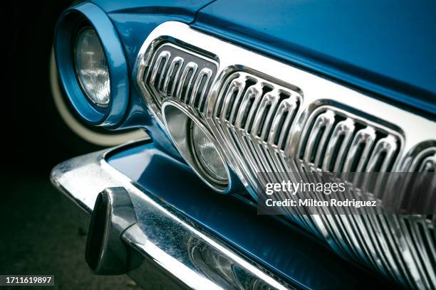classic car, detail of the front of a vintage car - classic car point of view stock-fotos und bilder