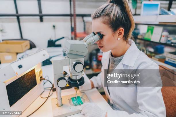 frau, die in der leiterplattenfabrik arbeitet - computerchip stock-fotos und bilder