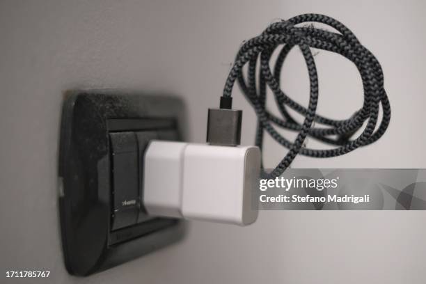 usb battery charger in home plug, energy saving - carregador de bateria imagens e fotografias de stock