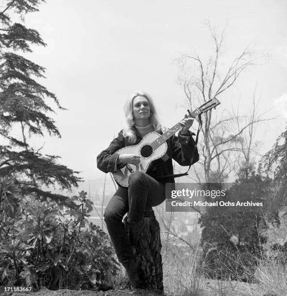 Singer/songwriter Jackie DeShannon poses for a portrait session with an acoustic guitar in circa 1967 in Los Angeles, California.