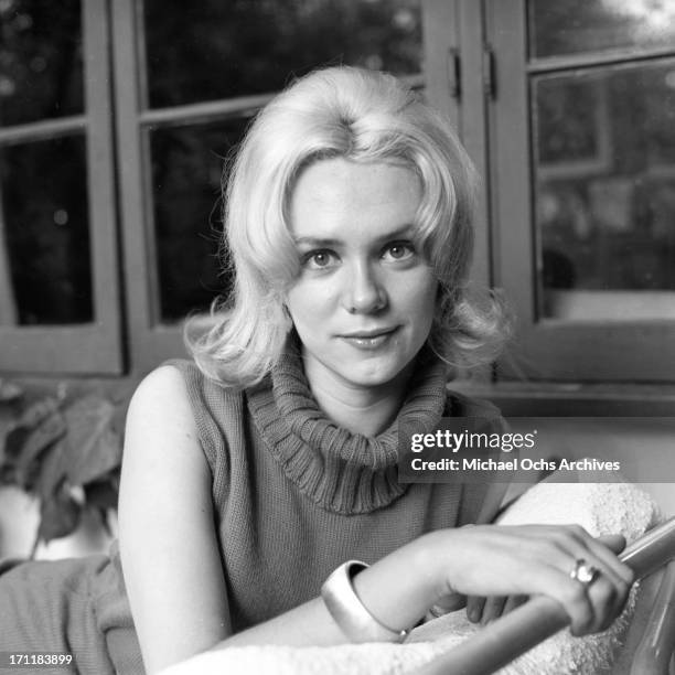 Singer/songwriter Jackie DeShannon poses for a portrait session at home in circa 1964 in Los Angeles, California.