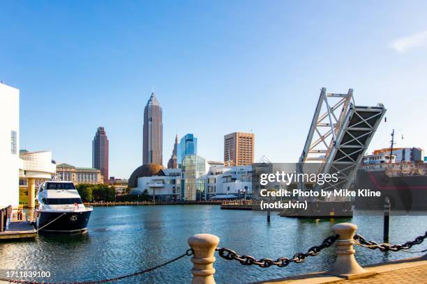 cleveland waterfront - cleveland ohio stockfoto's en -beelden