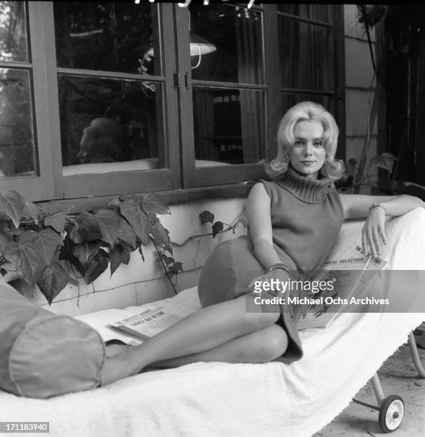 Singer/songwriter Jackie DeShannon poses for a portrait session at home in circa 1964 in Los Angeles, California.