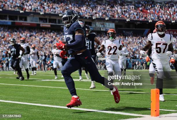 Derrick Henry of the Tennessee Titans rushes for a 29-yard touchdown against the Cincinnati Bengals during the second quarter at Nissan Stadium on...