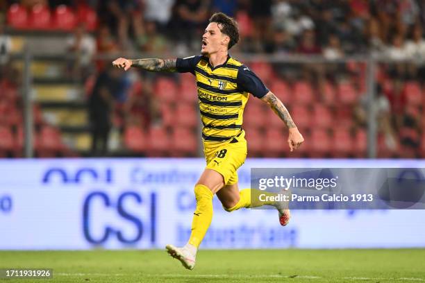 Dennis Man celebrates during serie B match against Parma and Cremonese at Stadio Giovanni Zini on October 01, 2023 in Cremona, Italy.