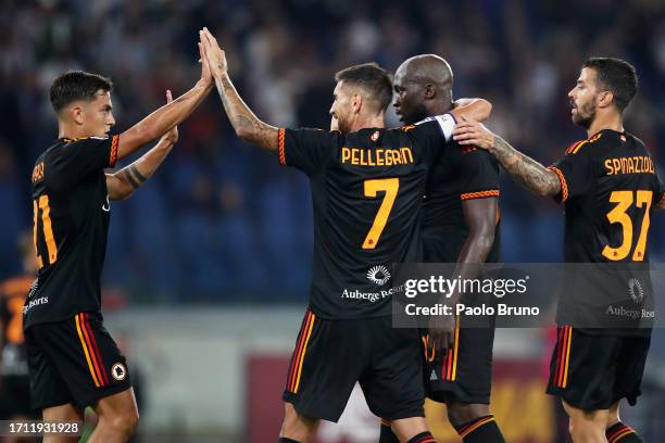 Romelu Lukaku of AS Roma celebrates with teammates after scoring the team's first goal during the Serie A TIM match between AS Roma and Frosinone...