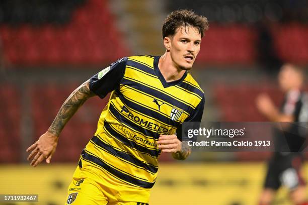 Dennis Man celebrates during serie B match against Parma and Cremonese at Stadio Giovanni Zini on October 01, 2023 in Cremona, Italy.