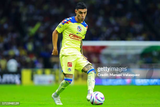 Leonardo Suárez of America controls the ball during the 10th round match between America and Pumas UNAM as part of the Torneo Apertura 2023 Liga MX...