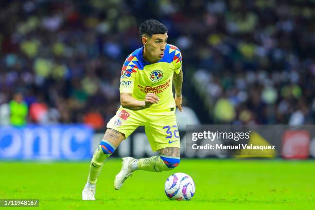 Leonardo Suárez of America controls the ball during the 10th round match between America and Pumas UNAM as part of the Torneo Apertura 2023 Liga MX...