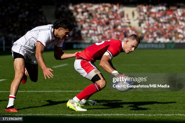 Liam Williams of Wales scores his sides second try during the Rugby World Cup France 2023 match between Wales and Georgia at Stade de la Beaujoire on...