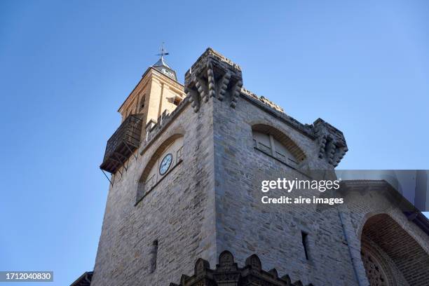 photo of the church of san nicolas in pamplona, from a low angle, with a clear sky in the background. - navarra - fotografias e filmes do acervo