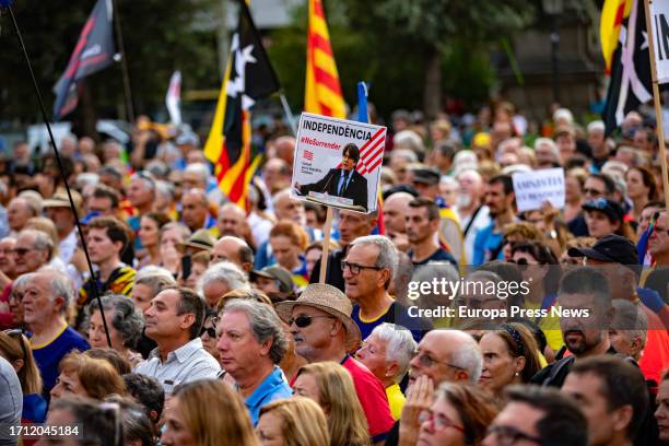 Hundreds of demonstrators, at the Plaça de Catalunya, on October 1 in Barcelona, Catalonia, Spain. This event, which aims to project an image of...