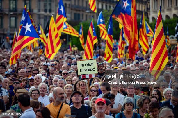 Hundreds of demonstrators, at the Plaça de Catalunya, on October 1 in Barcelona, Catalonia, Spain. This event, which aims to project an image of...