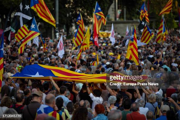 Hundreds of demonstrators, at the Plaça de Catalunya, on October 1 in Barcelona, Catalonia, Spain. This event, which aims to project an image of...