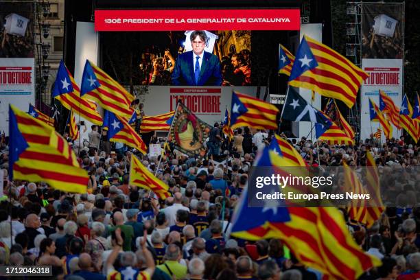 Hundreds of demonstrators, at the Plaça de Catalunya, on October 1 in Barcelona, Catalonia, Spain. This event, which aims to project an image of...