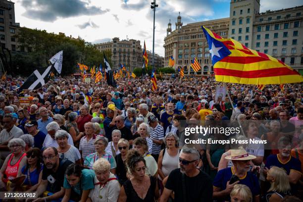 Hundreds of demonstrators, at the Plaça de Catalunya, on October 1 in Barcelona, Catalonia, Spain. This event, which aims to project an image of...