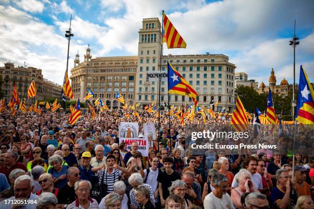 Hundreds of demonstrators, at the Plaça de Catalunya, on October 1 in Barcelona, Catalonia, Spain. This event, which aims to project an image of...