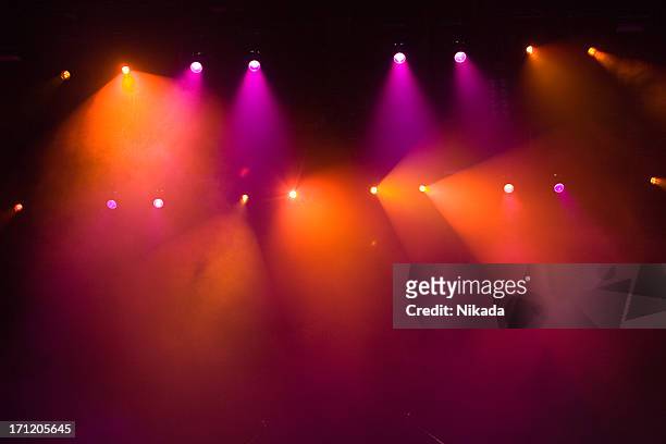 luces brillantes de un concierto de rock show - music halls fotografías e imágenes de stock