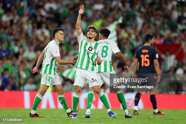 Ez Abde of Real Betis celebrates after scoring the team's third goal during the LaLiga EA Sports match between Real Betis and Valencia CF at Estadio...