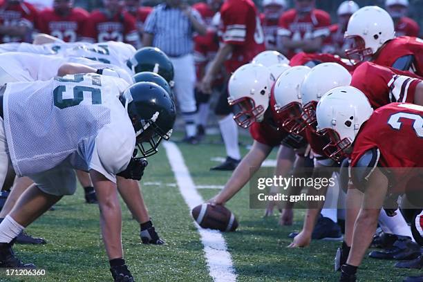 friday night football - american football lineman stockfoto's en -beelden