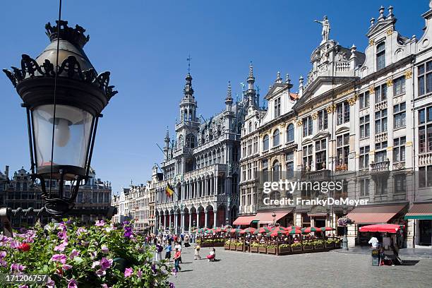 brussels grand place im sommer - brussels hoofdstedelijk gewest stock-fotos und bilder