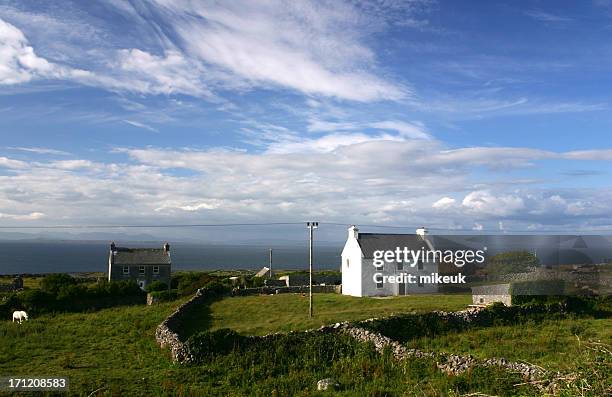 remote farmhouse aran islands southern ireland - county galway stock pictures, royalty-free photos & images