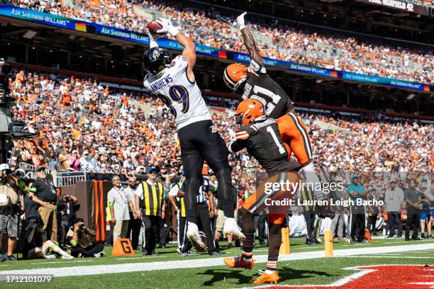 Mark Andrews of the Baltimore Ravens catches a pass to score a touchdown during the game against the Cleveland Browns at Cleveland Browns Stadium on...