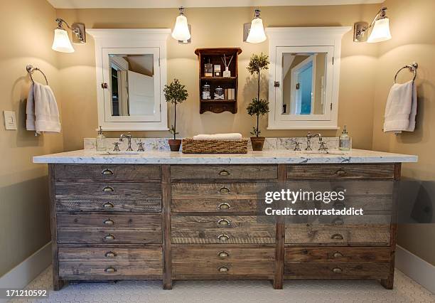 superbe salle de bains - armoire de toilette photos et images de collection