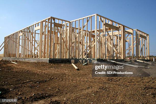 neues zuhause bauarbeiten an schmutz-parkplatz mit himmel im hintergrund. - holzbrett himmel stock-fotos und bilder