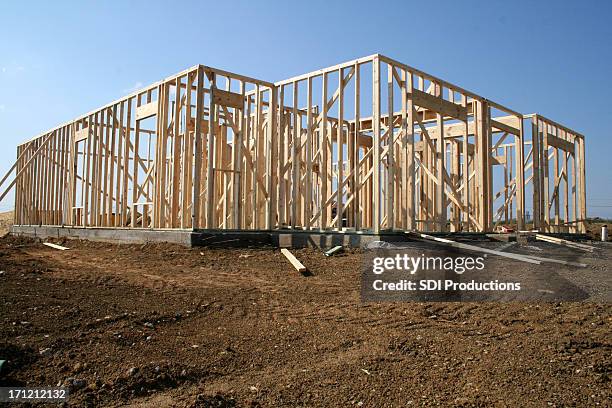 casa de nueva construcción en la tierra en fondo con sky de lote - incomplete fotografías e imágenes de stock