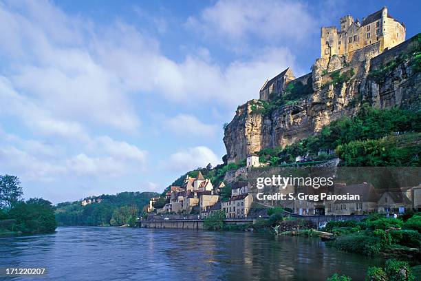 beynac-et-cazenac - dordogne aquitanien stock-fotos und bilder
