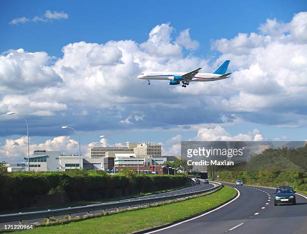 flight arrival - gatwick airport stock pictures, royalty-free photos & images
