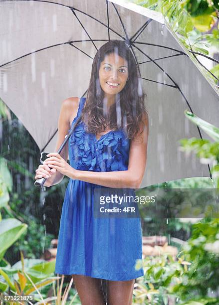 belle femme avec parapluie dans la chaleur de l'été pluie (xxxl) - enjoy monsoon photos et images de collection