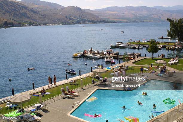 un complejo turístico a orillas del lago - lago chelan fotografías e imágenes de stock