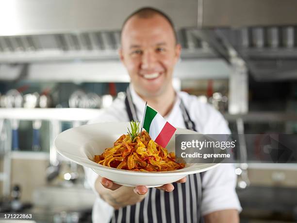 chef ofrece pastas - cultura italiana fotografías e imágenes de stock