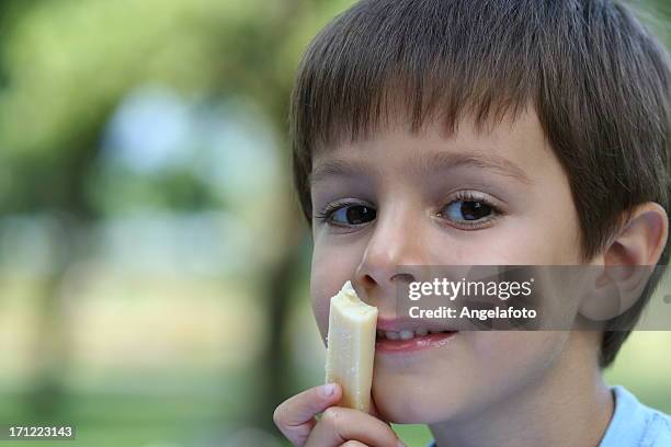 kind riechen gruyeres schweizer käse - provolone stock-fotos und bilder