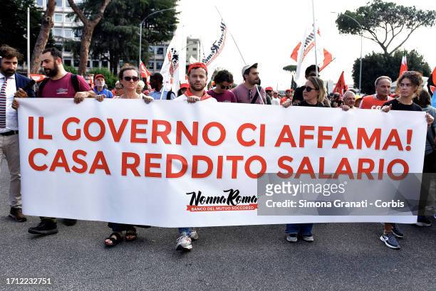 People from the Nonna Roma association protest with a banner that reads: The Government is starving us, House, income, salary, against the high cost...