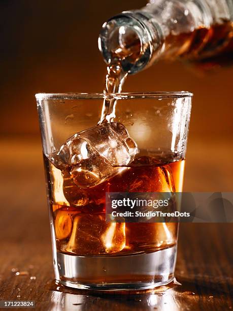 whisky sur les rochers - shot alcool photos et images de collection
